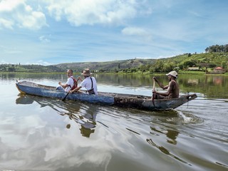 piroga locale in navigazione lacustre