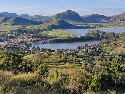 veduta del lago di Itasy dove é stato costruito in centro medico chirurgico st.Paul di Change onlus