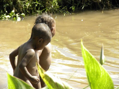 bimbi si bagnano nel lago di Itasy