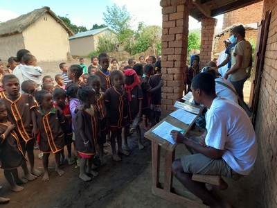 bambini nei villaggi per screenig malnustrizione
