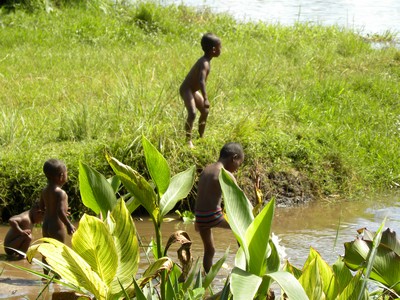 bimbi si bagnano nel lago di Itasy