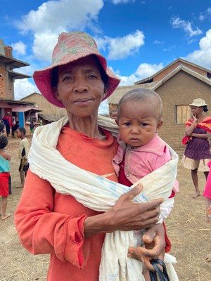 mamma con bimbo in uno dei villaggi vicino al Centro Sanitario Saint Paul