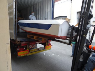la barca ambulanza viene caricata sul container