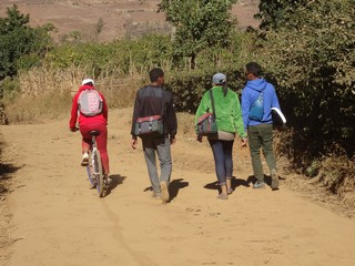 istruttori nutrizionisti a piedi verso il villaggio