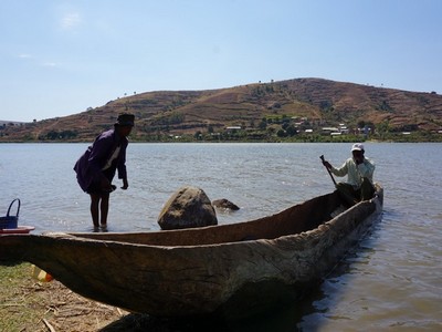 Piroga sul lago di Itasy